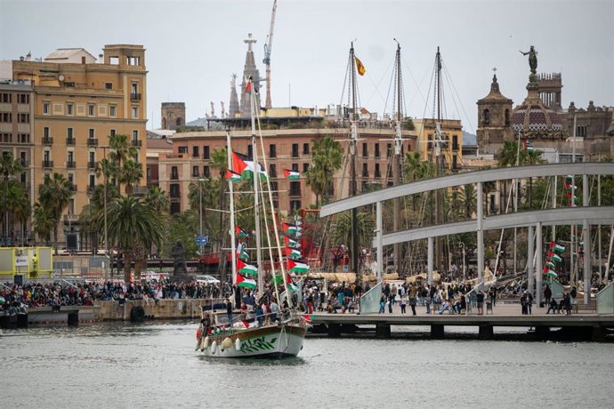 La Global Sumud Flotilla parte del puerto de Barcelona
