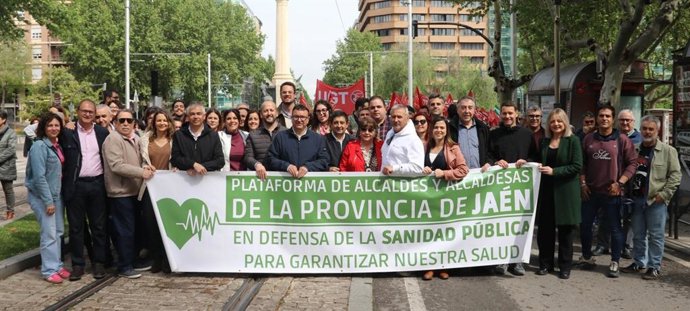 El candidato número 1 del PSOE de Jaén al Parlamento andaluz, Francisco Reyes, en la manifestación convocada por Mareas Blancas.
