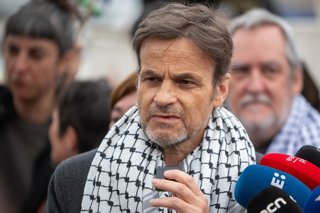 El eurodiputado de Comuns, Jaume Asens, atiende a los medios de comunicación antes de partir a Gaza, a 12 de abril de 2026, en Barcelona, Catalunya (España). La segunda misión de la Global Sumud Flotilla pospone el inicio del viaje a los próximos días par