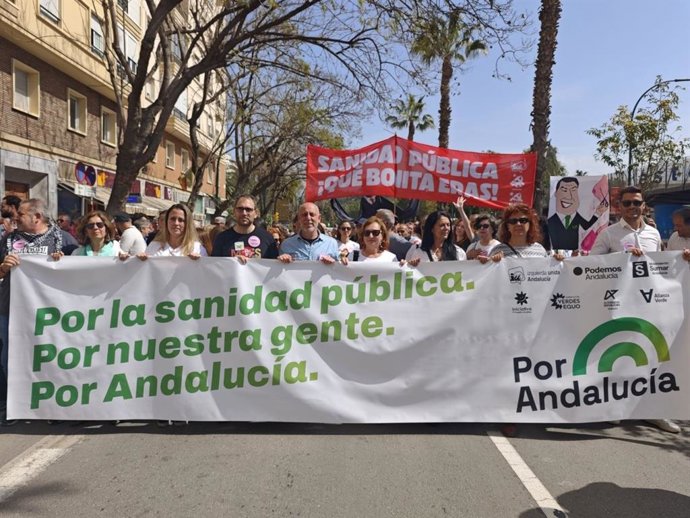 Miembros de Por Andalucía, en la manifestación de Mareas Blancas en Málaga