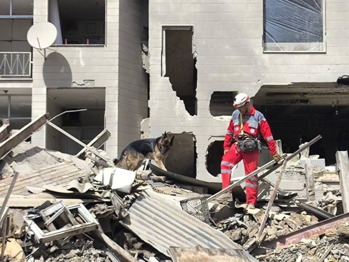Trabajadores de la Media Luna Roja de Irán efectúan tareas de rescate tras un bombardeo israelí sobre Teherán 