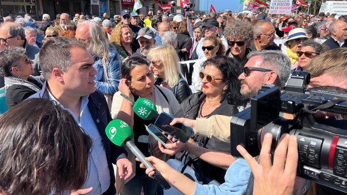 El secretario de Organización del PSOE de Cádiz y cabeza de lista al Parlamento andaluz por la provincia de Cádiz, Juan Cornejo, en la concentración convocada por Mareas Blancas en Cádiz.