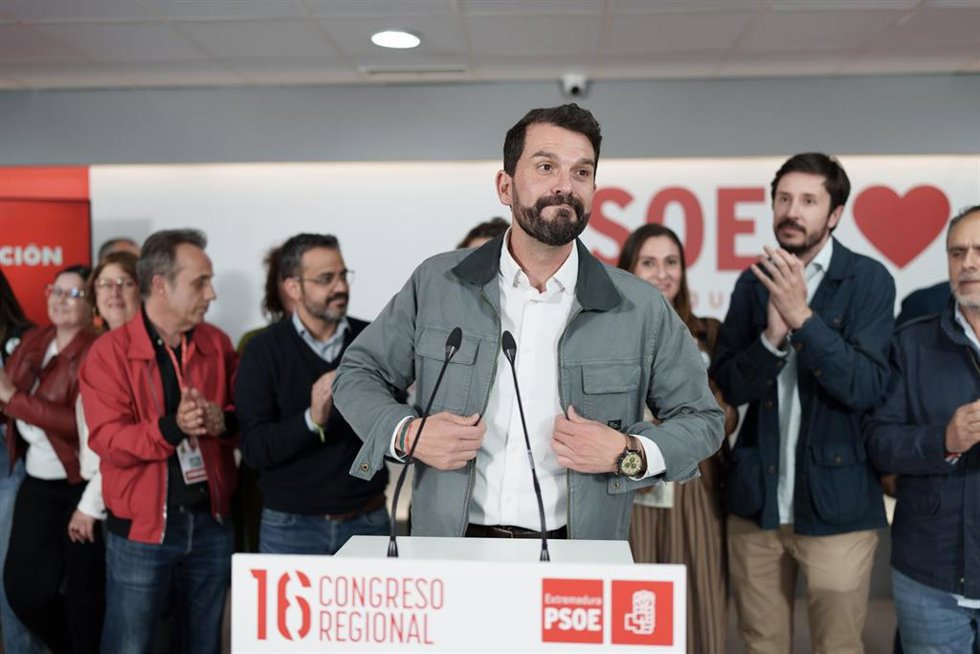 El nuevo secretario general del PSOE de Extremadura, Álvaro Sánchez Cotrina, interviene en la sede regional, a 11 de abril de 2026, en Mérida, Badajoz, Extremadura (España).