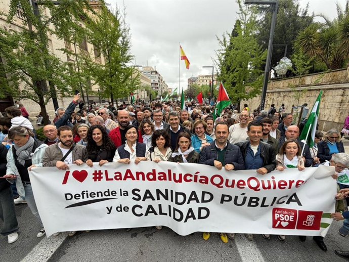 Miembros del PSOE en la manifestación de Mareas Blancas en Granada