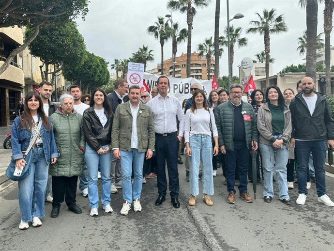 El cabeza de lista por el PSOE de Almería al Parlamento andaluz, José Nicolás Ayala, presente en la manifestación convocada por Mareas Blancas en la capital almeriense en el 12 de abril de 2026.