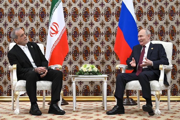 Archivo - El presidente de Irán, Masud Pezeshkian, y el presidente ruso, Vladimir Putin, se reúnen en Turkmenistán en diciembre de 2025 (imagen de archivo)