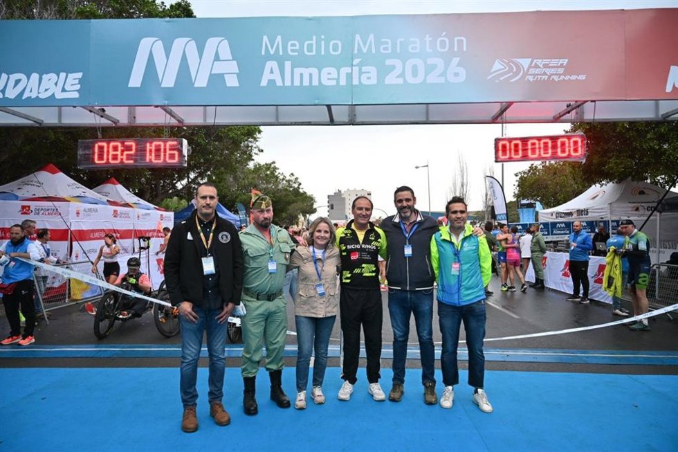 Foto de familia del Medio Maratón de Almería 2026.