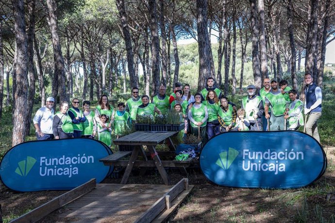 Imágenes de la plantación realizada por la Fundación Unicaja en el Puerto de Santa María (Cádiz)