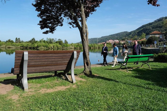 Nueva tumbona en el paseo de Limpias