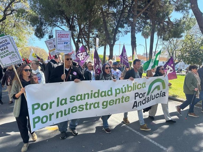 Miembros de Por Andalucía en la manifestación de Mareas Blancas en Huelva