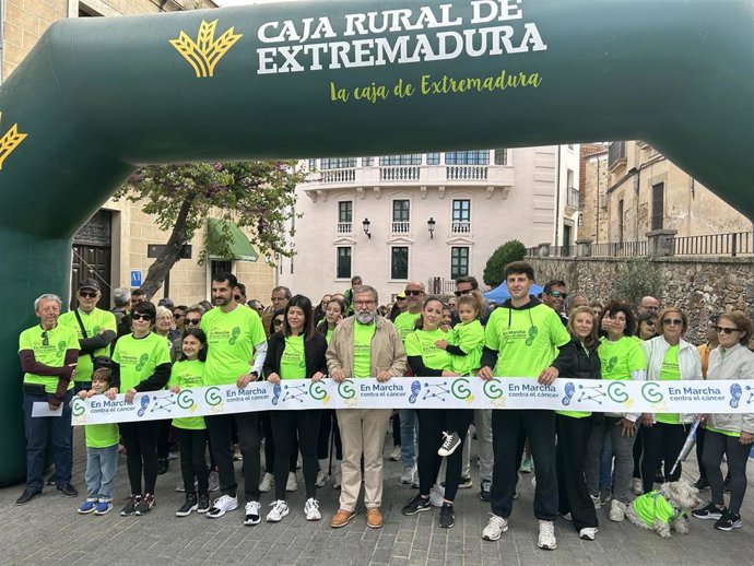 Celebración de la VIII Marcha por la Investigación en Cáceres, organizada este domingo, 12 de abril de 2026, por la Asociación Española Contra el Cáncer.