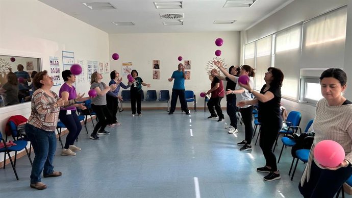 Una clase grupal de fisioterapia.