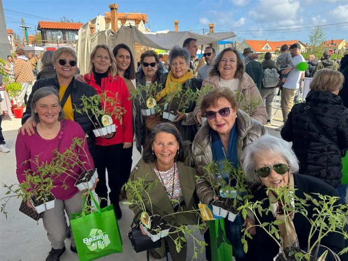 El Festival de la Huerta de Bezana reparte plantas de tomate a cerca de 700 personas