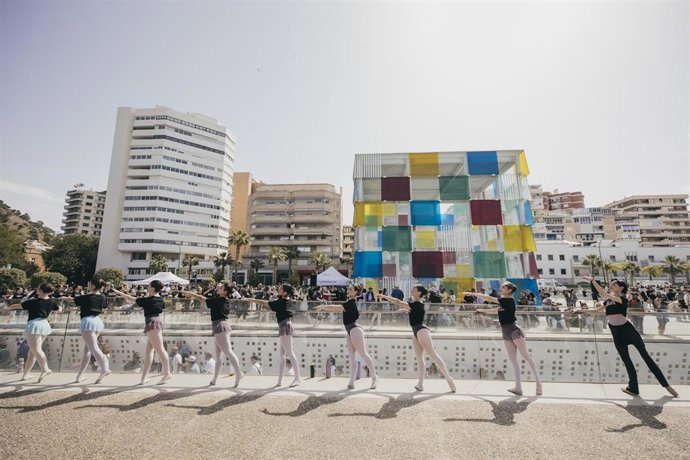 600 Personas En Muelle Uno De Málaga Bailan La Barra De Ballet Junto A Lucía Lacarra Para TIP TOE
