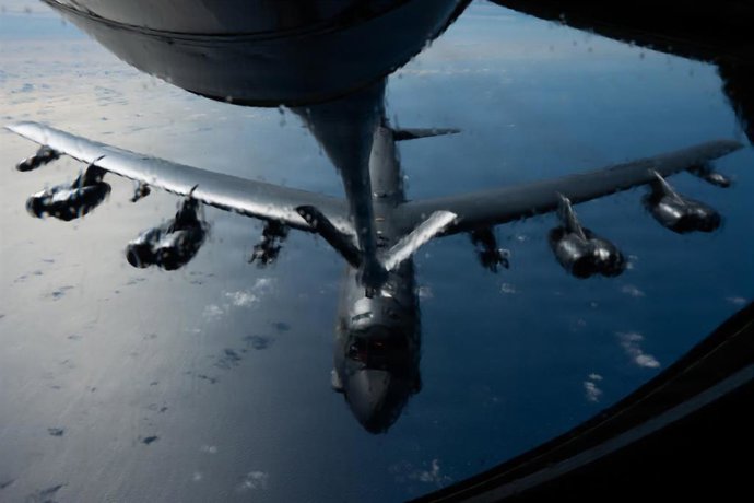 Un B52-H de EEUU se reabastece durante la operación Furia Épica contra Irán 