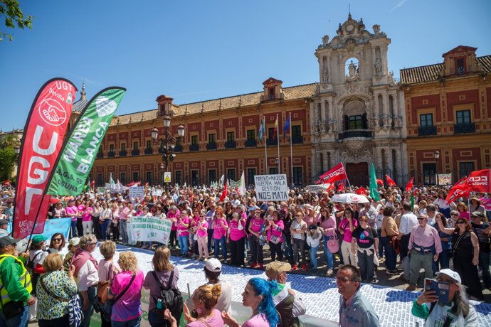 Imágenes de la  manifestación de las Mareas Blancas por las calles de Sevilla. A 12 de abril de 2026 en Sevilla, Andalucía (España).