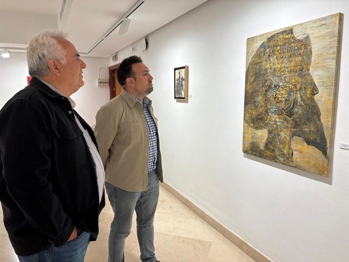 Imágen del delegado de Cultura, Patrimonio, Museos y Turismo, Christopher Rivas, junto al artista Rafael Cerdá visitando la exposición 'Homenaje al Quijote'.