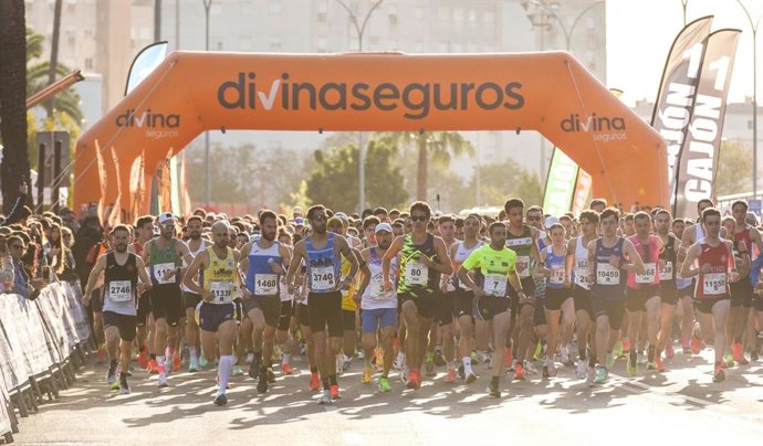 Imagen de la salida de la carrera celebrada en el Distrito Cerro-Amate dentro del Circuito Divina Seguros de Carreras del Ayuntamiento de Sevilla