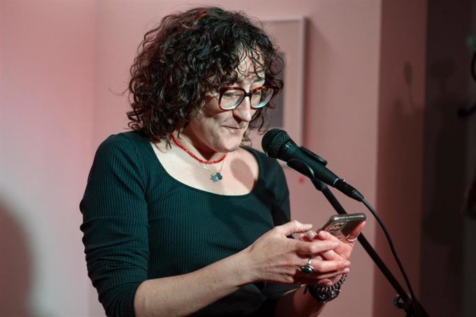 La poeta Blanca Sánchez Galiano recitando en el Café El Sur