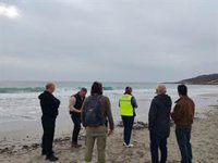 El Ayuntamiento de Sant Josep descarta un impacto medioambiental por el yate incendiado y limpiará los restos