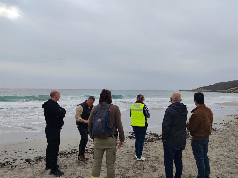 El Ayuntamiento de Sant Josep descarta un impacto medioambiental por el yate incendiado