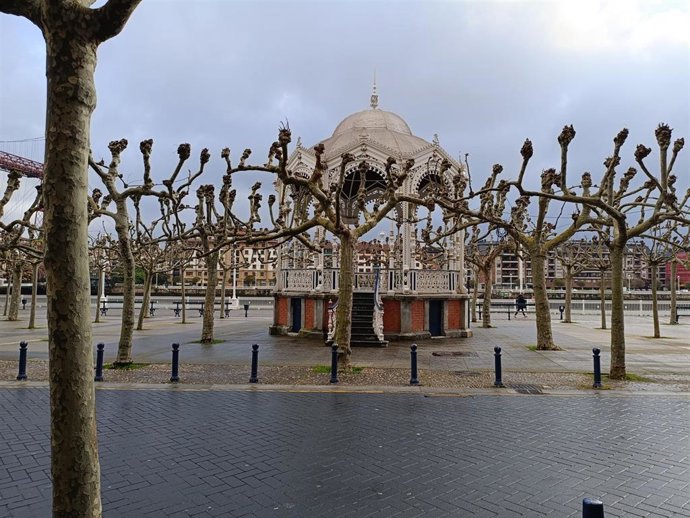 Cielos nubosos y suelo mojado