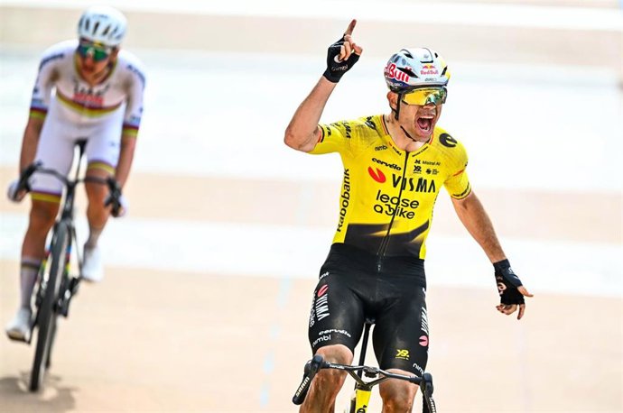 Wout van Aert celebra su victoria en la París-Roubaix frente a Tadej Pogacar