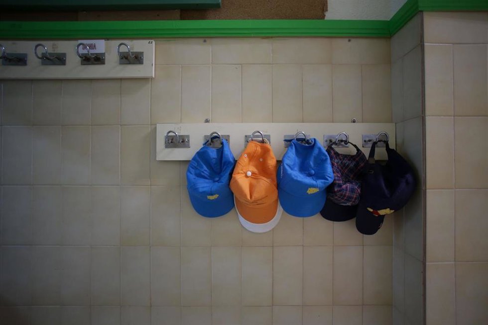 Archivo - Gorras de alumnos colgadas de un perchero el día que arranca el curso escolar en Galicia, en el CEIP Eduardo Cela Vila de Triacastela, a 8 de septiembre de 2022, en Triacastela, Lugo, Galicia (España).