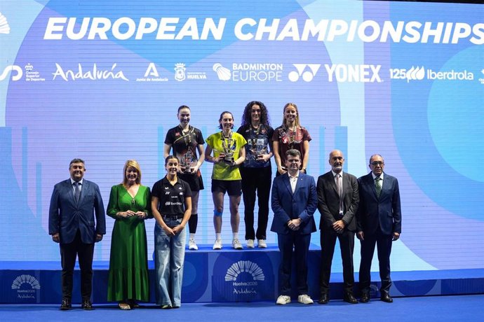 Carolina Marín junto al podio femenino del Campeonato de Europa de bádminton
