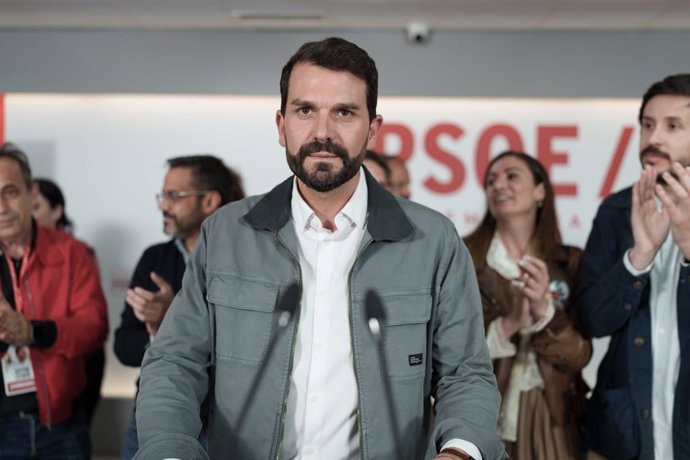 O novo secretário-geral do PSOE da Extremadura, Álvaro Sánchez Cotrina, discursa na sede regional, em 11 de abril de 2026, em Mérida, Badajoz, Extremadura (Espanha). Álvaro Sánchez Cotrina venceu as primárias abertas do PSOE da Extremadura