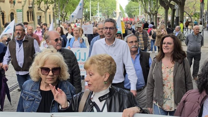 Miembros de Jaén Merece Más en la movilización de Mareas Blancas
