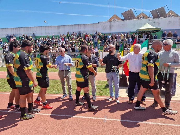 El alcalde de El Puerto de Santa María (Cádiz), Germán Beardo, entrega las medallas y la Copa de la final de la Liga Autonómica de Rugby 2025-2026 (2ª Fase) - I División Regional Playoff.