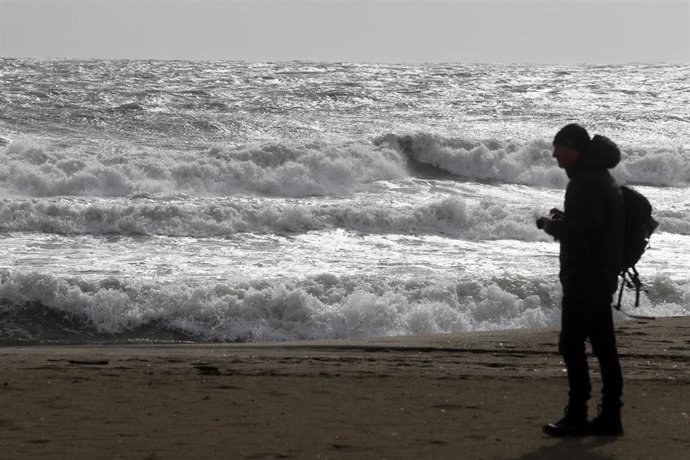 Archivo - Varias personas en la playa de la Malagueta donde el temporal con vientos de 70 km/h y el litoral malagueño registra olas de tres metros, a 10 de febrero de 2023 en Málaga (Foto de archivo).