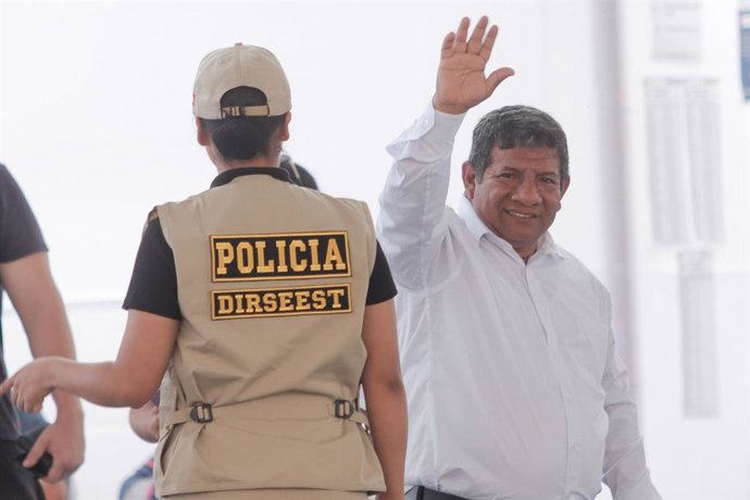 El candidato presidencial Walter Chirinos del partido político PRIN emite su voto en el colegio Villa Caritas del distrito de La Molina durante la jornada de las Elecciones Generales 2026.
