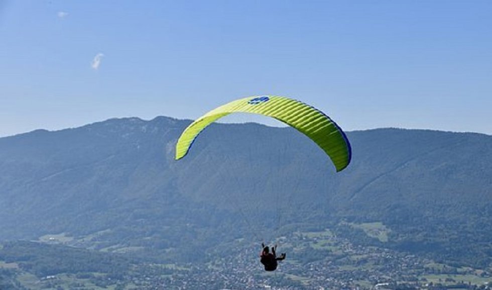 Archivo - Imagen de archivo de una persona practicando parapente.