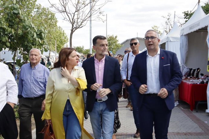 El candidato de la coalición Por Andalucía a la Presidencia de la Junta de Andalucía, Antonio Maíllo, en la 30º Feria Agroganadera y de la Gastronomía de Los Palacios y Villafranca (Sevilla).