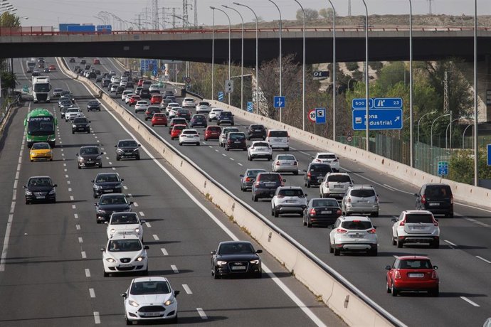 Archivo - Circulación moderada en la autovía del Sur, la A-4, a la altura de Valdemoro, a 9 de abril de 2023, en Madrid (España). 