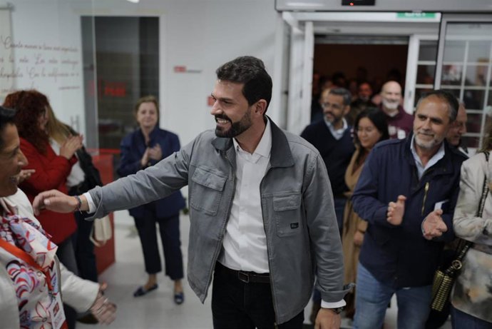 El nuevo secretario general del PSOE de Extremadura, Álvaro Sánchez Cotrina (c), a su llegada a la sede regional, a 11 de abril de 2026, en Mérida, Badajoz, Extremadura (España).
