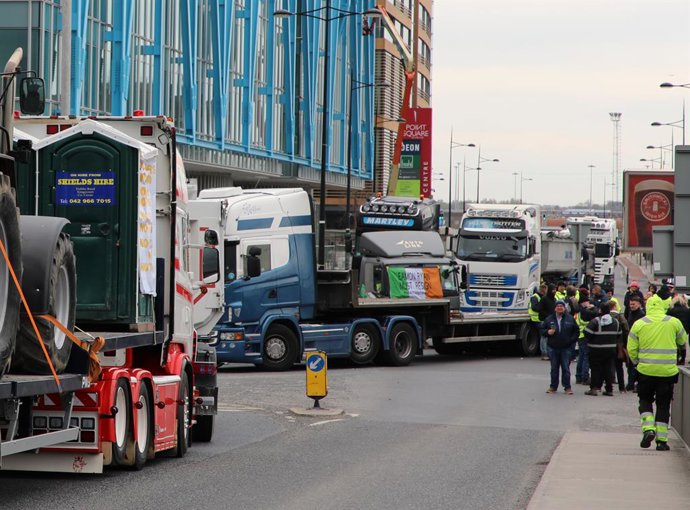 Archivo - DUBLIN, April 11, 2022  -- Trucks are seen on a road during a protest in Dublin, Ireland, on April 11, 2022. Dozens of trucks blocked the roads leading to Dublin Port in the eastern part of the Irish capital on Monday in a protest against soarin