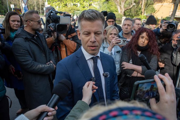 12 de abril de 2026, Budapeste, Hungria: O presidente do Partido Tisza, Peter Magyar, responde às perguntas durante a coletiva de imprensa em Budapeste. O presidente do Partido Tisza, Peter Magyar — a principal força de oposição a Viktor Orbán e ao Fidesz