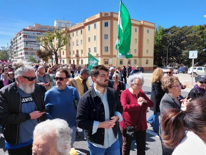 El candidato provincial Alfredo Fernández, presente en la concentración de Mareas Blancas en Cádiz.