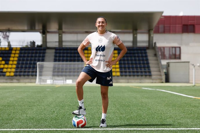 Fiamma Benitez posa para uma foto após uma entrevista à Europa Press durante a concentração da Seleção Feminina da Espanha, em preparação para as partidas de qualificação para a Copa do Mundo de 2027 no Brasil, na Ciudad del Fútbol, em 10 de abril de 2026