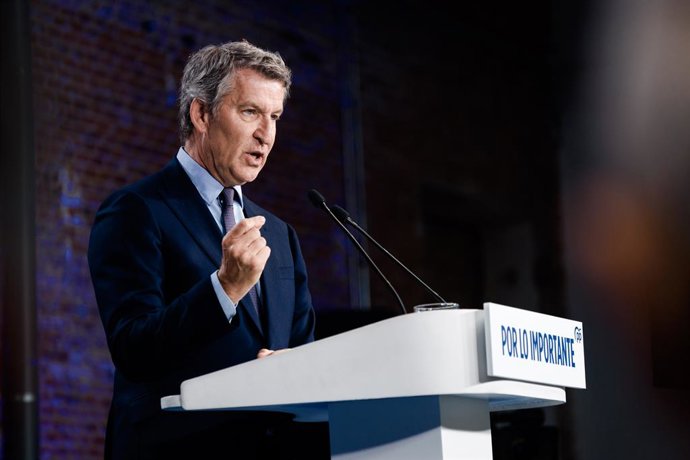 O presidente do Partido Popular, Alberto Núñez Feijóo, durante o evento “Você paga mais, recebe menos; contra o inferno fiscal do governo de Sánchez”, no Espaço Jorge Juan, em 8 de abril de 2026, em Madri (Espanha). Evento realizado no âmbito da ofensiva 