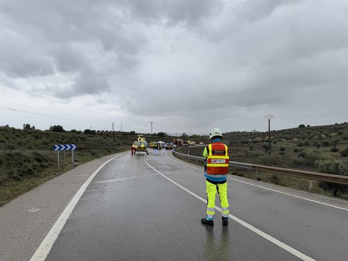 Un técnico del 112 de la Comunidad de Madrid supervisa el operativo de emergencias. Foto de Matías Monedo, Jefe Supervisor de BomberosCM y de Gemma Rodriguez, Supervisora de Guardia de SUMMA112.