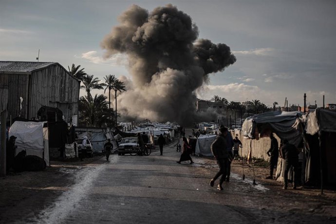 Archivo - Una columna de humo se yergue en la Franja de Gaza tras un ataque israelí