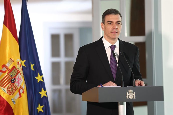 Archivo - El presidente del Gobierno de España, Pedro Sánchez, durante una rueda de prensa, en la sede de la Embajada de España en Pekín, a 11 de abril de 2025, en Pekín (España). Durante su comparecencia tras la reunión entre ambos mandatarios, el presid