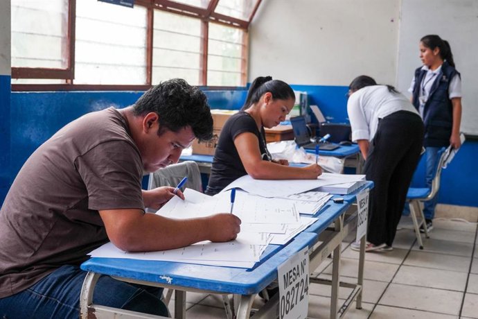 Un total de 27 millones 325 mil 432 votantes en el país y en el extranjero, participan hoy en los comicios generales para elegir al presidente de la República, 60 senadores, 130 diputados y 5 parlamentarios andinos.