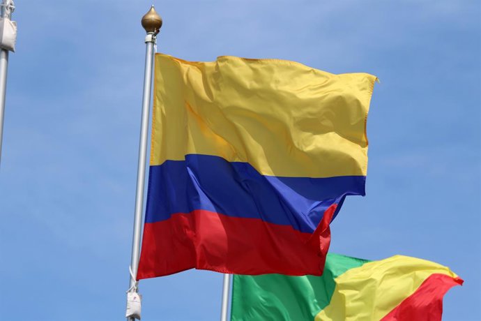 Archivo - Arquivo - 20 de junho de 2025, São Petersburgo, Rússia: A bandeira nacional da Colômbia tremula ao vento num mastro.
