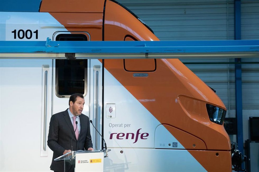 Archivo - El ministro de Transportes y Movilidad Sostenible, Óscar Puente, interviene durante su visita a la fábrica de Alstom en Santa Perpètua de Mogoda, Barcelona, Catalunya (España)