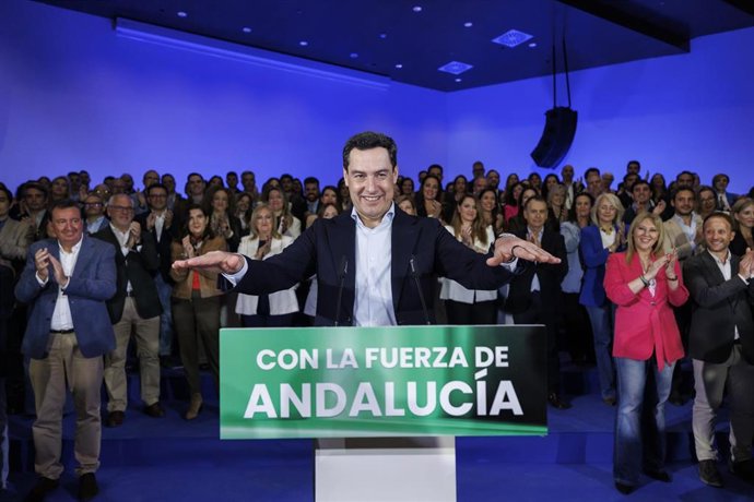Imagen del presidente de la Junta de Andalucía y candidato del Partido Popular, Juan Manuel Moreno durante la presentación de los componentes de las listas del PP para las próximas elecciones autonómicas del 17 de mayo. En Granada, a 11 de abril de 2026